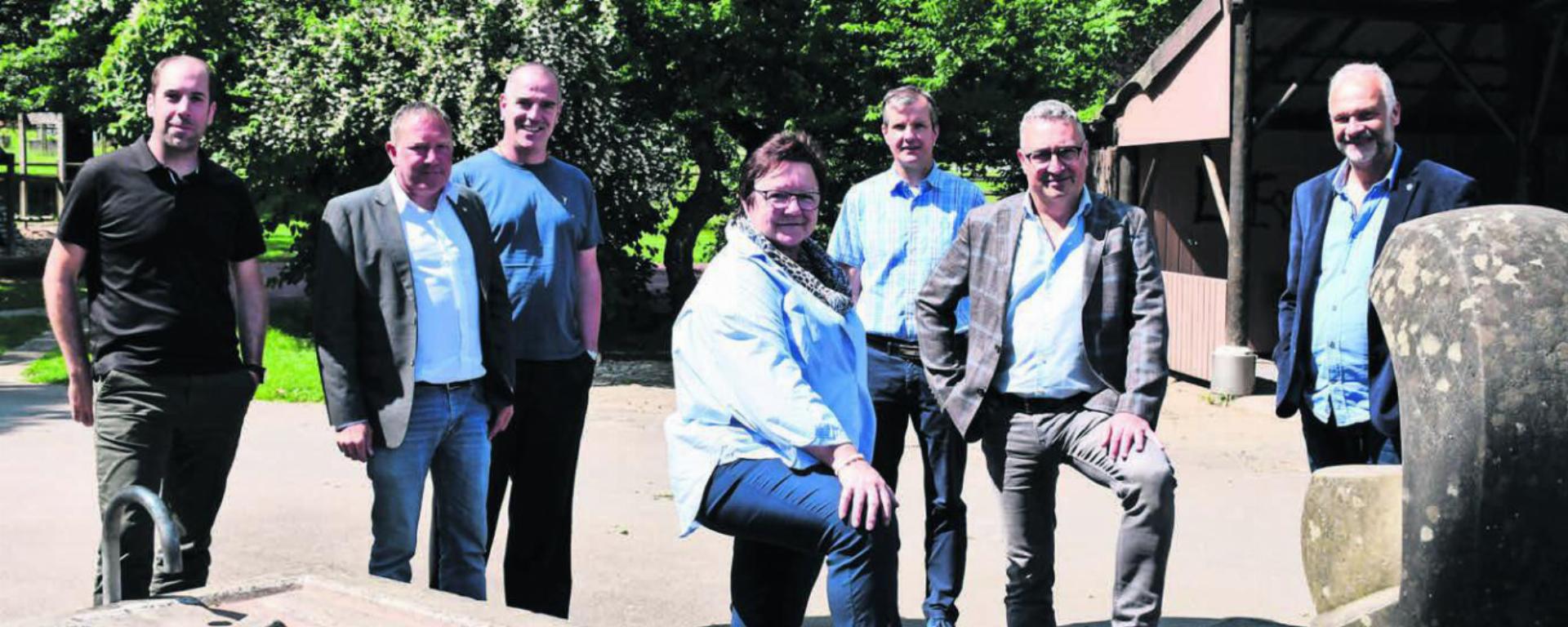 Sind stolz auf ihr gemeinsames Projekt (v. l): Andreas Blöchliger, Schulleiter Primarstufe; Matthias Peterhans, Bereichsleiter Ökonomie; Rolf Schwyter, Schulleiter HPS; Doris Stöckli, Vizeammann; Stefan Waldner, Leiter Abteilung Bau; Thomas Bopp, Stiftungsleiter, und Landschaftsarchitekt Angelo Hug. Bild: Monica Rast