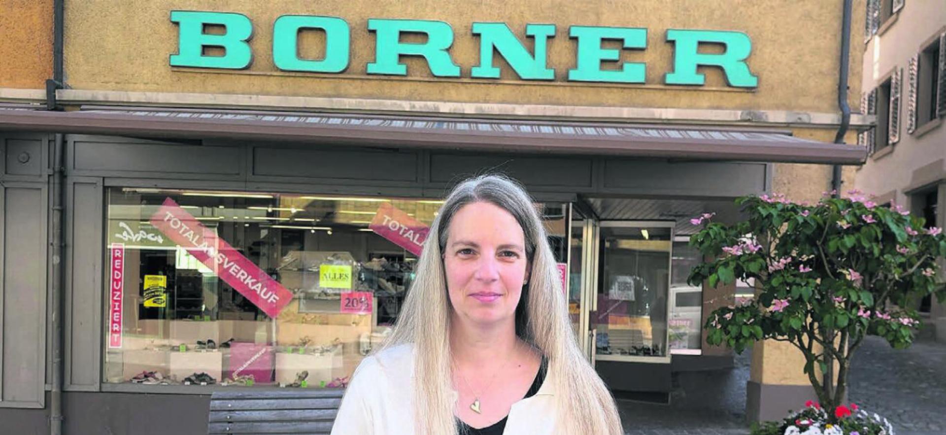 Ein Abschied, der nicht nur sie schmerzt: Sonja Conrad hat gestern ihren Laden für den bevorstehenden Totalausverkauf umgestaltet. Bild: Marco Huwyler