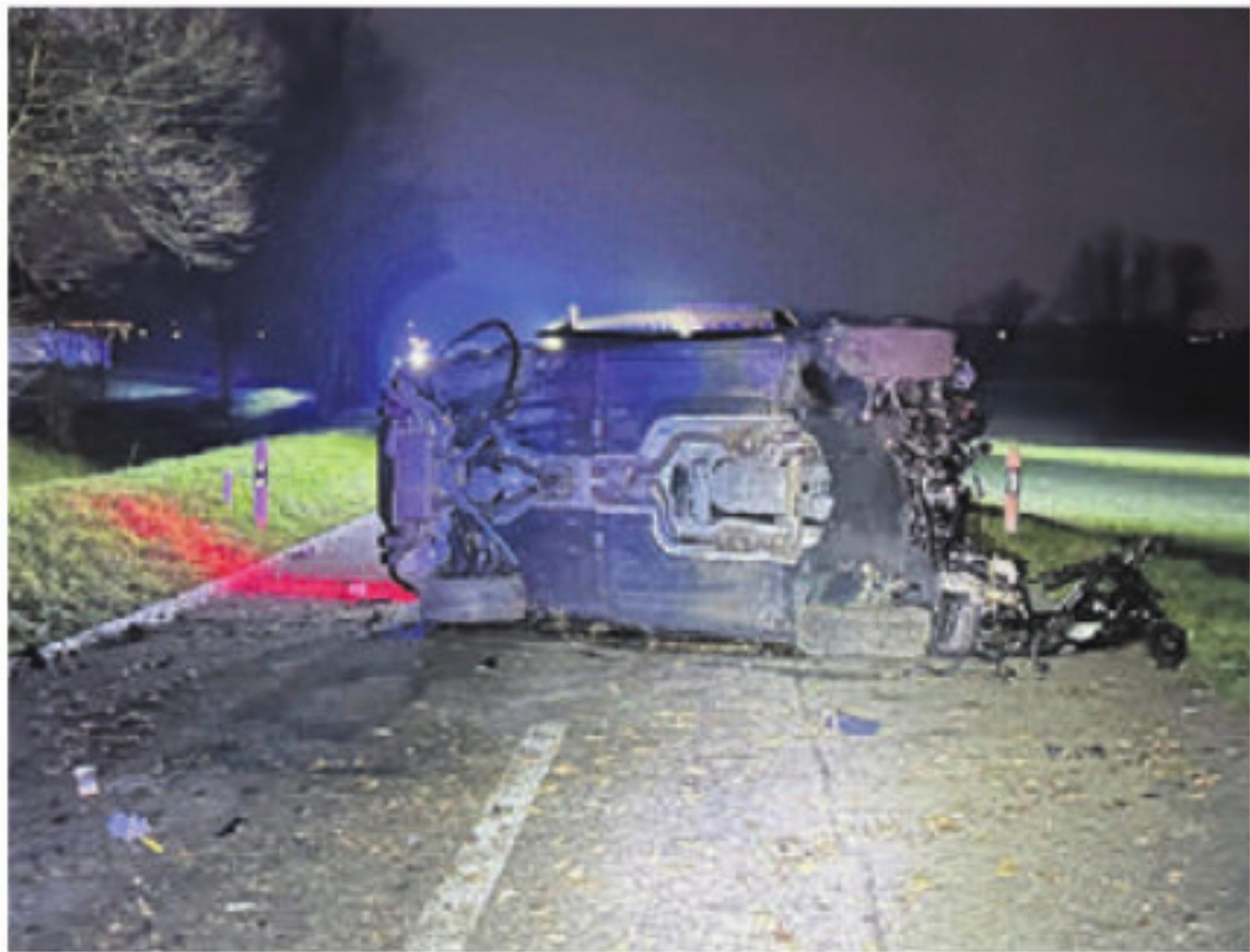 Am Auto entstand Totalschaden. Bild: zg - Das Bild wird blockiert. – Möglicherweise durch einen aktiven Adblocker.