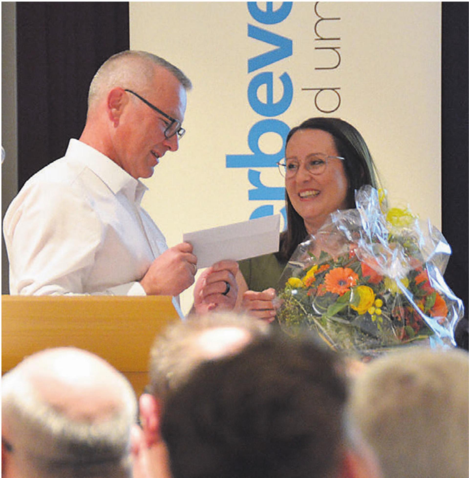 Präsident Urs Beyeler verabschiedet Stefanie Stöckli-Joho aus dem Vorstand und Marcel Laubacher, der zwölf Jahre lang den Altersheimausflug organisierte.
Bilder: Annemarie Keusch - Das Bild wird blockiert. – Möglicherweise durch einen aktiven Adblocker.