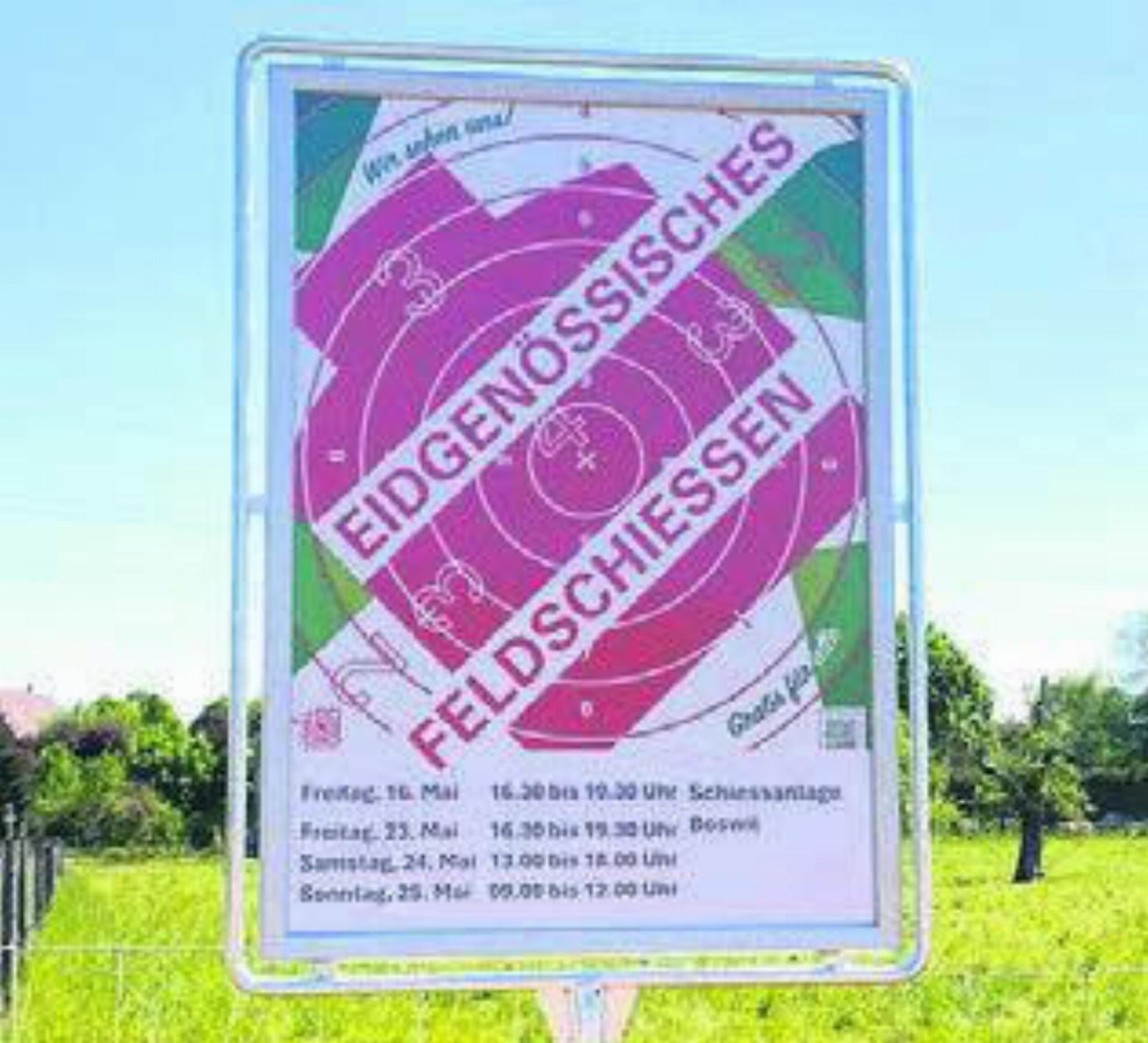 Die Dorfeingangstafeln weisen auf Anlässe hin – aktuell das Feldschiessen. Bild: zg