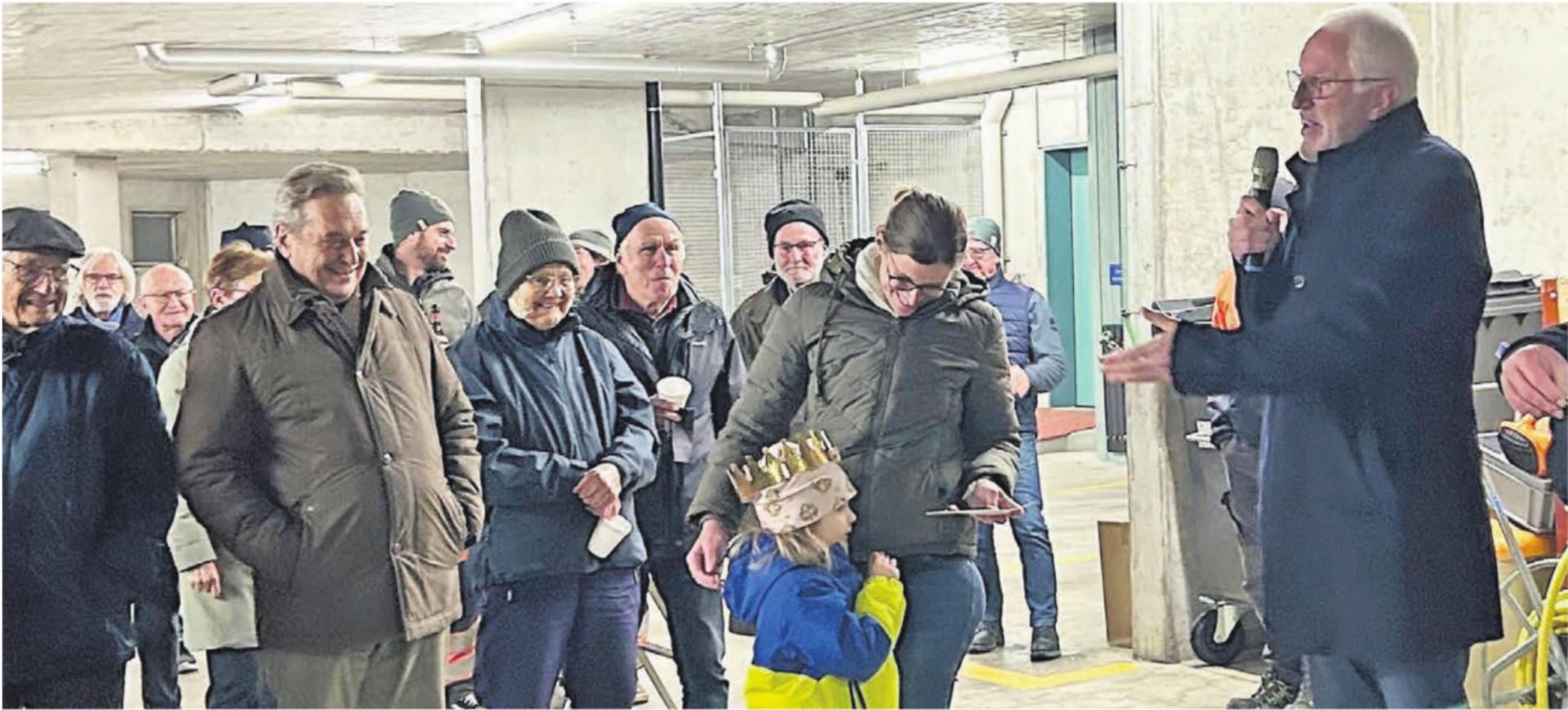 Die kleine Malin fand den König in ihrem Dreikönigskuchenstück und durfte ein Präsent entgegennehmen. Gemeindeammann Peter Spring (rechts) freute sich darüber, dass so viele Widerinnen und Wider am Neujahrsapéro teilnahmen. Bilder: Sabrina Salm - Das Bild wird blockiert. – Möglicherweise durch einen aktiven Adblocker.