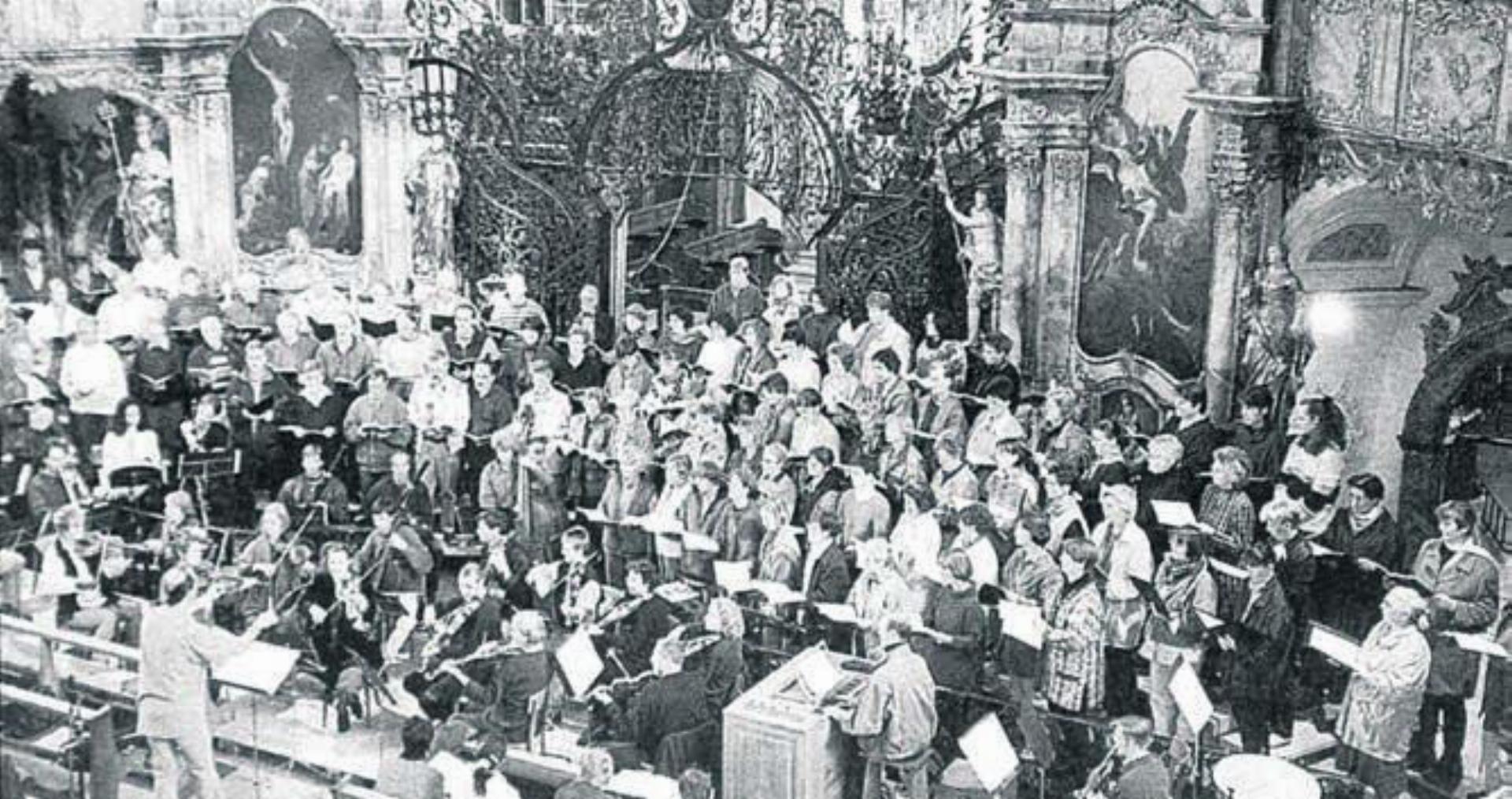 Der Singkonvent Freiamt weiss in der Klosterkirche Muri am Bettagskonzert Bild: Archiv