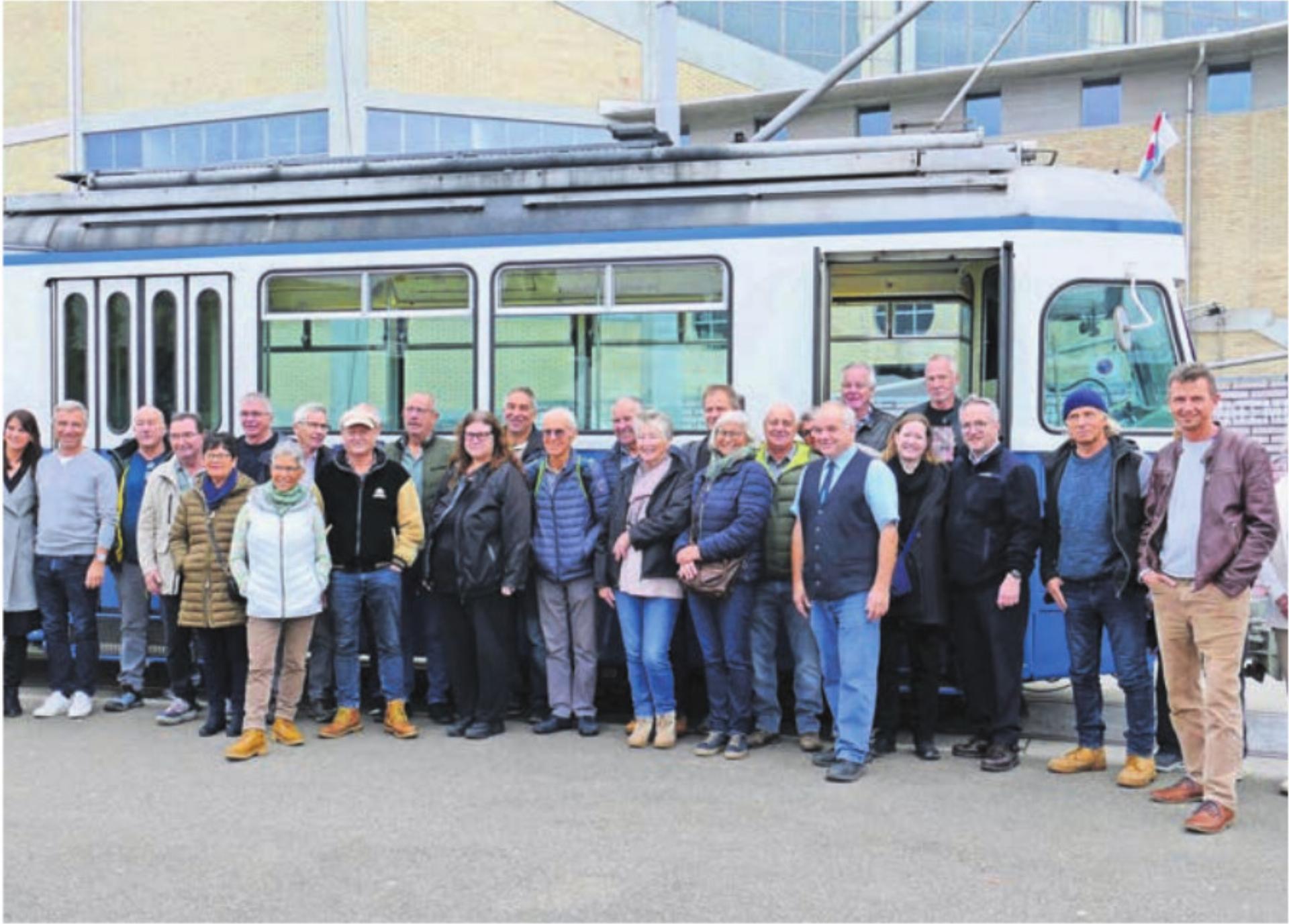 Über 20 Bosmeler Turnveteranen stehen an der Haltestelle Messe/Hallenstadion bereit für eine spezielle Stadtrundfahrt mit der «Mirage». Bild: zg - Das Bild wird blockiert. – Möglicherweise durch einen aktiven Adblocker.