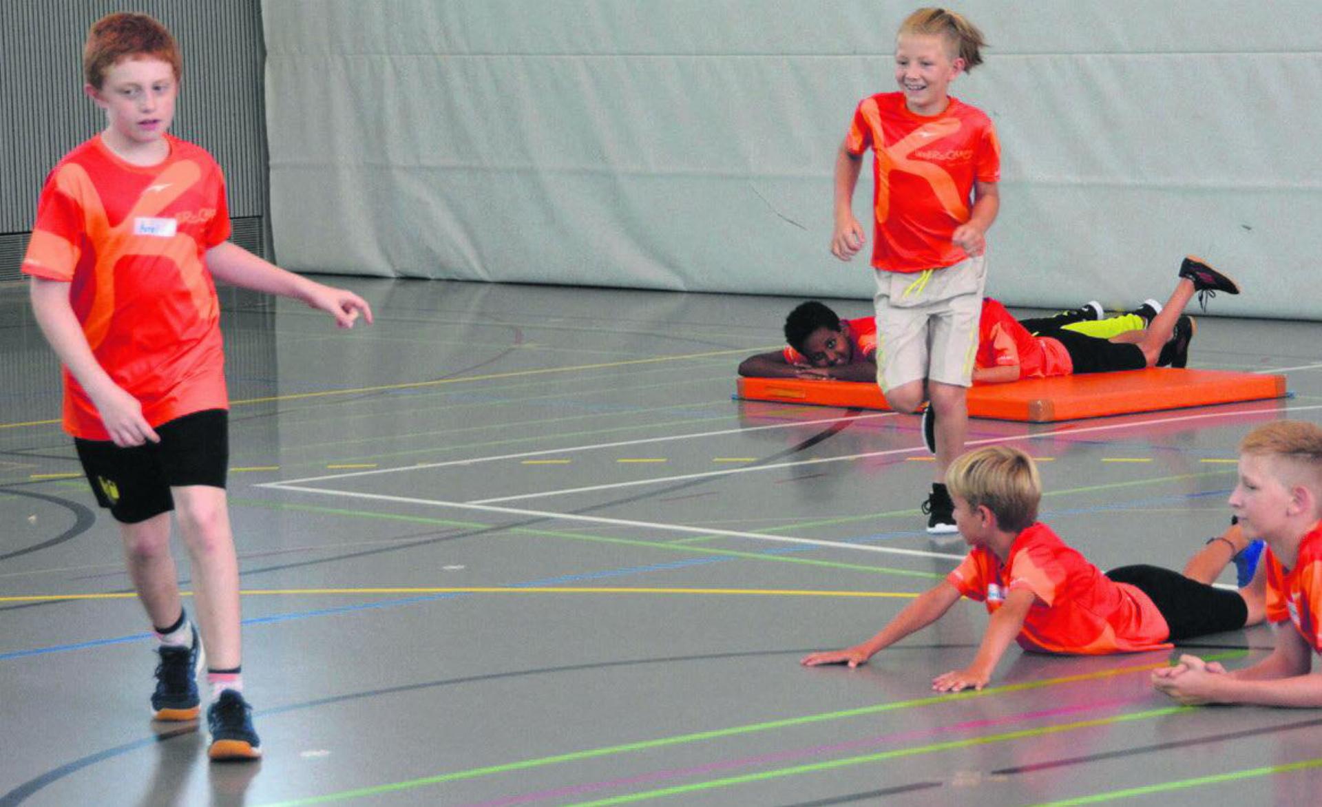 Viel Dynamik ist im Kinder-Camp gefragt – so wie etwa bei diesem Fangspiel. Bilder: Roger Wetli