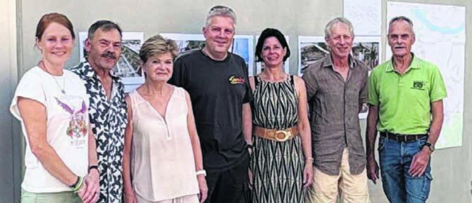 Sie freuen sich über die neue Trafostation (v. l.): Frau Gemeindeammann Renate Ballmer, Josef Seiler, Ruth Seiler, Iwan Hoppler, Andrea Stutz, Roger Kohler und Elektra-Fi-Gö-Präsident Bruno Hunkeler. Bild: zg