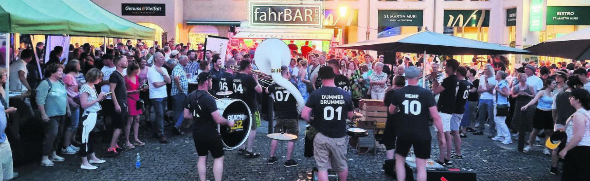 Wie immer verzückte «Blächreiz» die Zuhörer. Diesmal in sommerlich luftiger Kleidung, dafür personalisiert, damit man jeden kennt. Bilder: Verena Anna Wigger