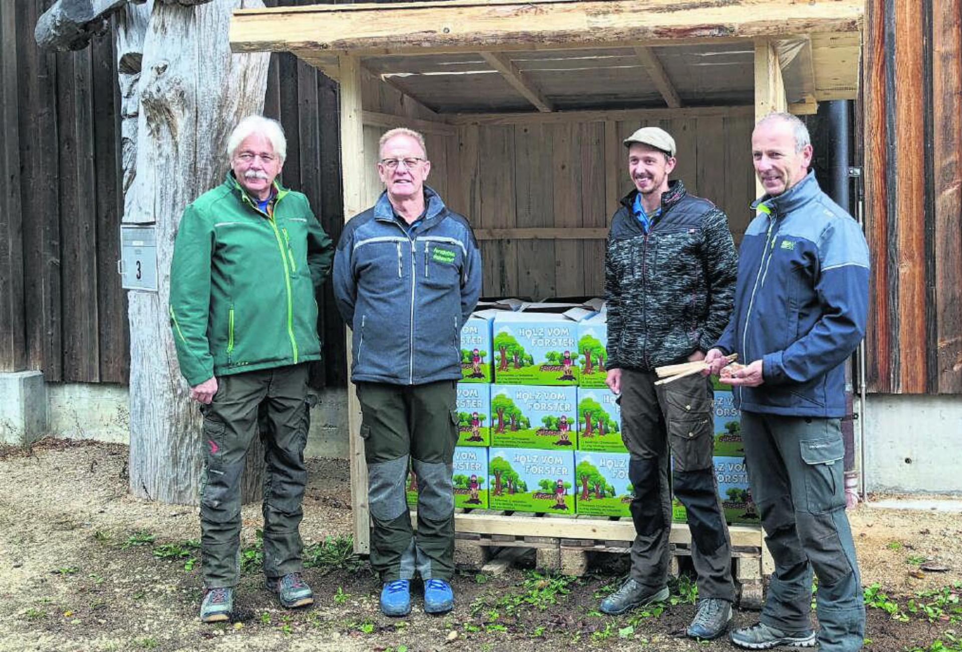 Sie freuen sich über die Erweiterung des Projekts, von links: Urs Gsell, Forstbetrieb Suhrental-Ruedertal, Kurt Vogt, Forstbetrieb Gebenstorf, Moritz Fischer, Forstbetrieb Wettingen, und Stefan Staubli, Holzenergie Freiamt. Bild: zg