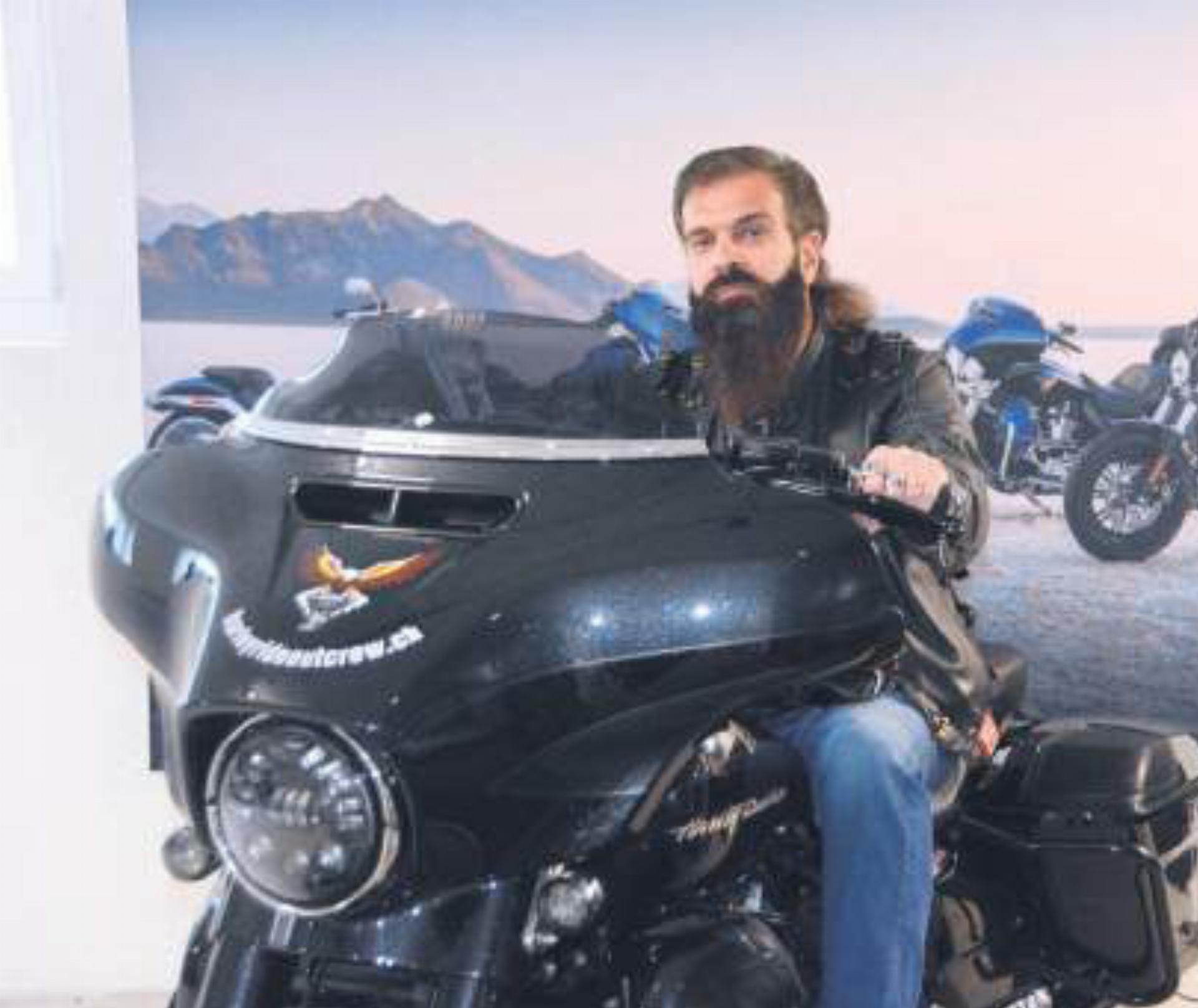 Daniel Portmann geniesst es, mit seiner Harley Davidson zu fahren – am liebsten zusammen mit der Harley Ride Out Crew.
Bild: Roger Wetli / zg - Das Bild wird blockiert. – Möglicherweise durch einen aktiven Adblocker.