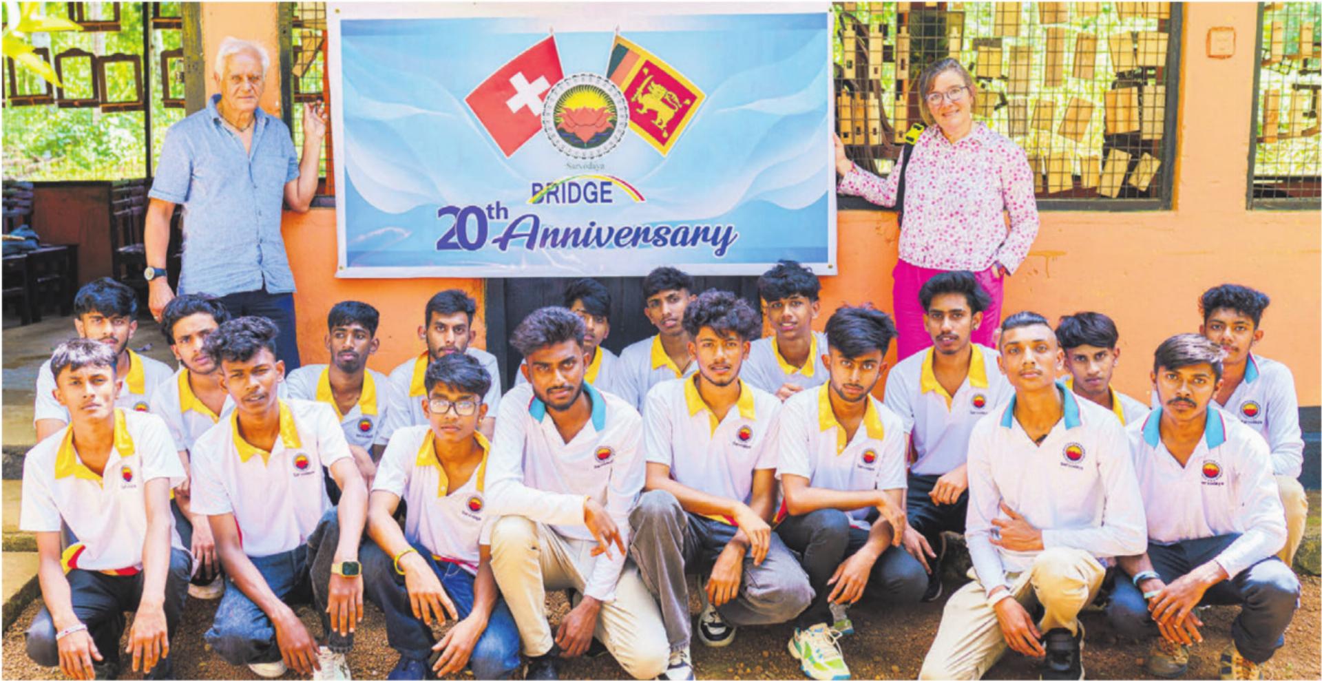 Reinhard Strickler und Franziska Schiltknecht strahlen mit den Absolventen des 20. Jahrgangs der Schreinerschule um die Wette. Bild: zg - Das Bild wird blockiert. – Möglicherweise durch einen aktiven Adblocker.