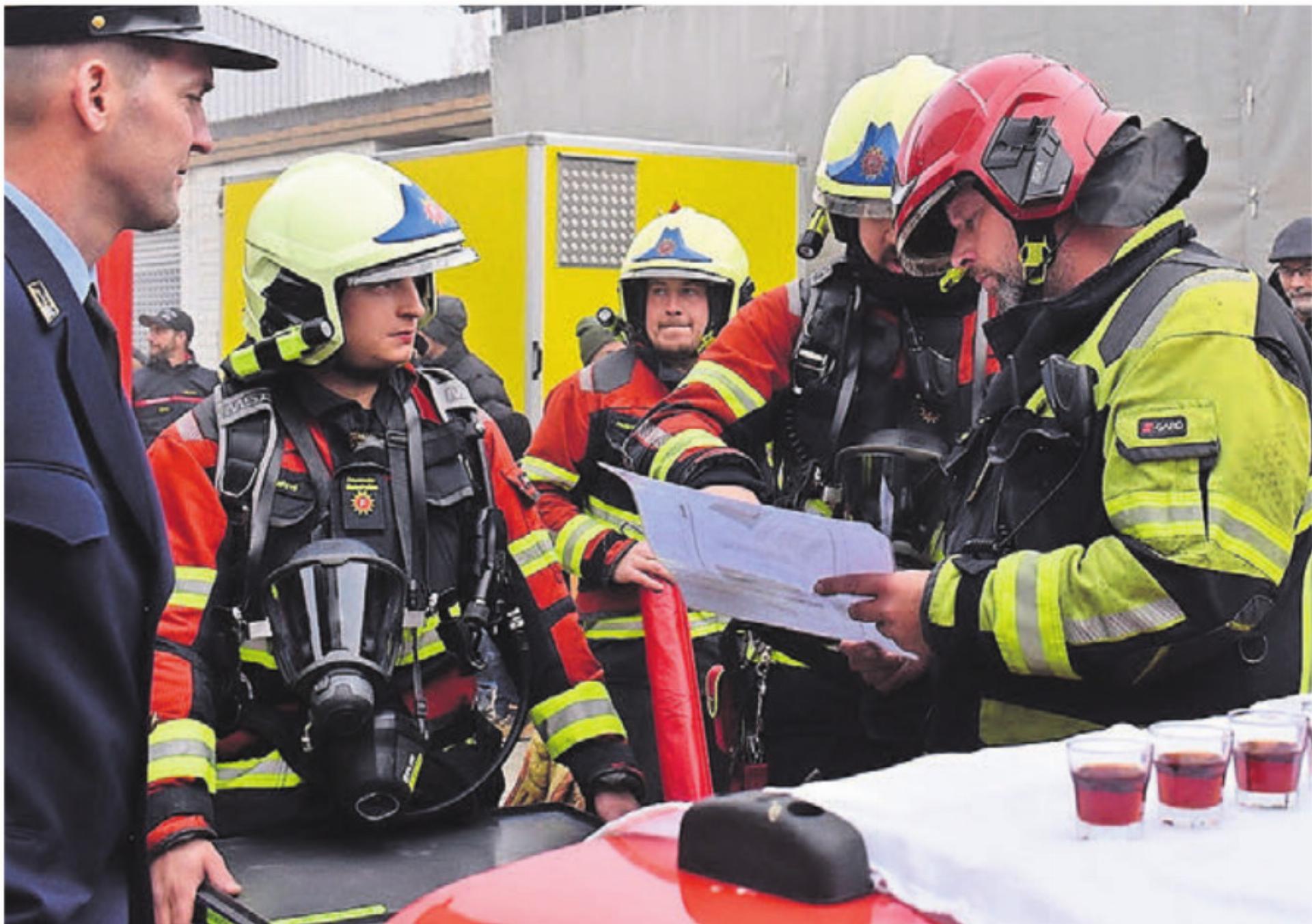 Keine Zeit zum Anstossen: Einsatzleiter Patrick Koller (roter Helm) wurde gefordert bei seiner letzten Übung als Kommandant. Bild: eob - Das Bild wird blockiert. – Möglicherweise durch einen aktiven Adblocker.