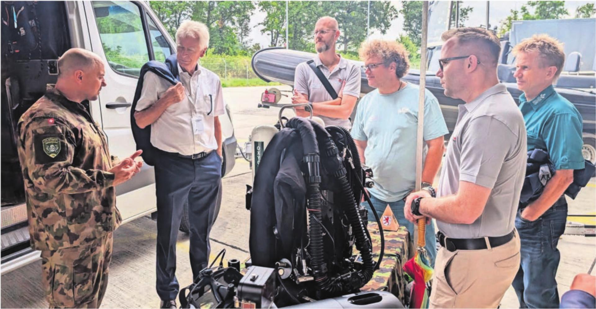 Michael Schnyder, Leiter der Bremgarter Armeetaucher, erklärt dem Stadtammann und weiteren Interessenten die Besonderheiten seiner Truppengattung. Bild: Marco Huwyler - Das Bild wird blockiert. – Möglicherweise durch einen aktiven Adblocker.