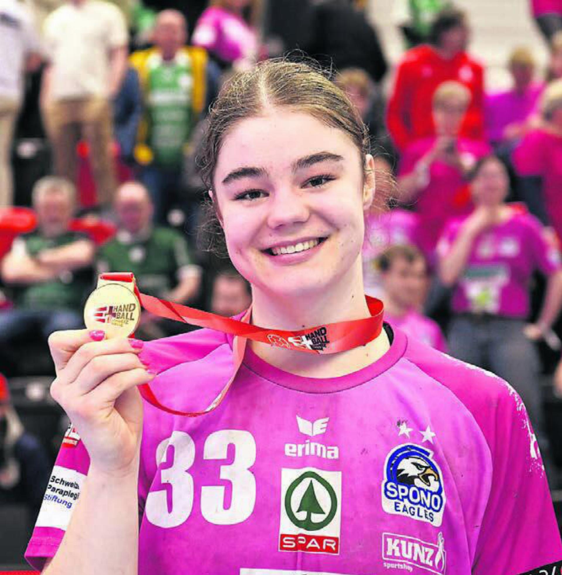 Stolz zeigt Nora Snedkerud die Goldmedaille.