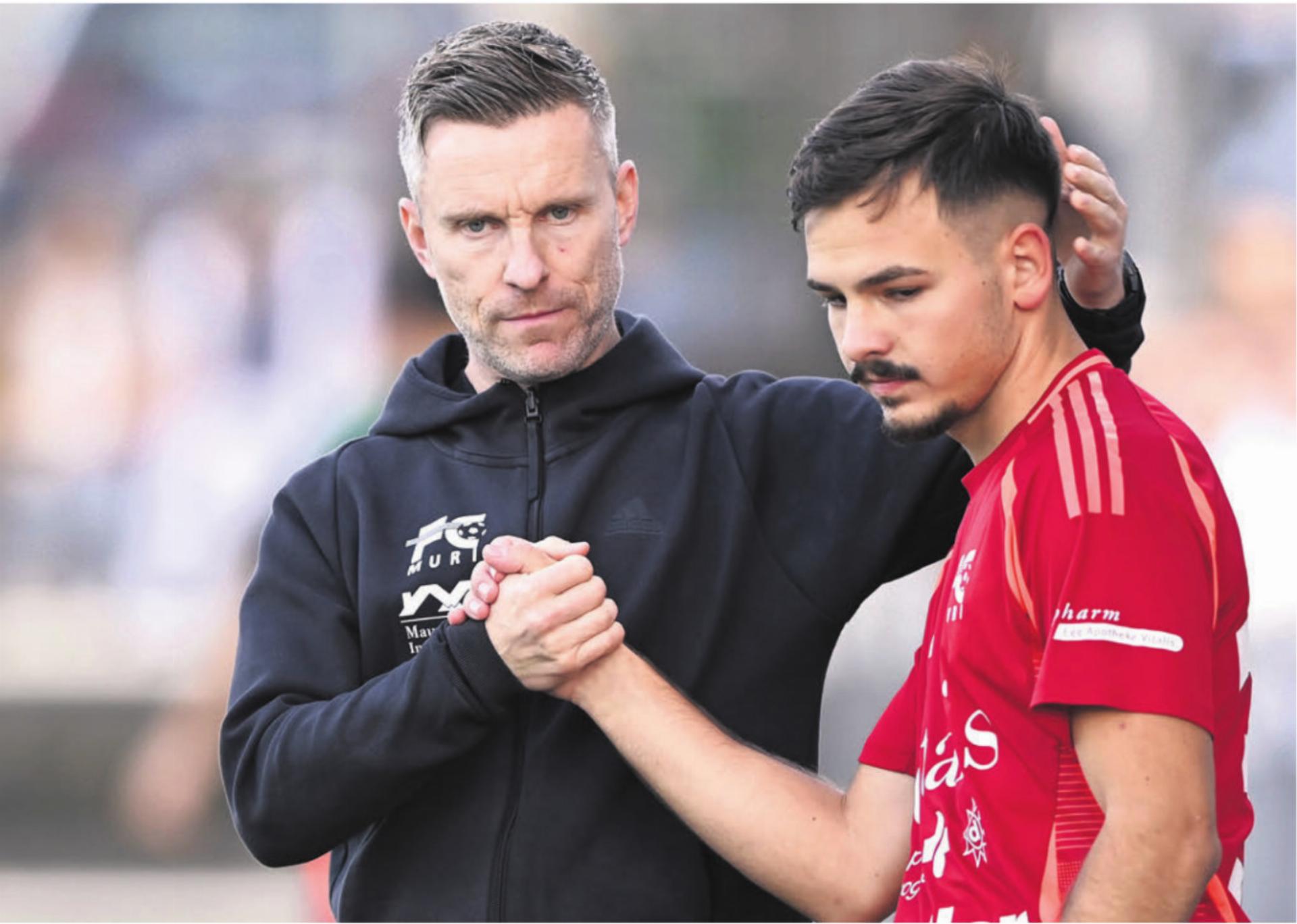 Trainer Alain Schultz (links) und Leonit Rexhaj kassieren gegen Küttigen eine vermeidbare Niederlage. Bild: awa/Archiv - Das Bild wird blockiert. – Möglicherweise durch einen aktiven Adblocker.