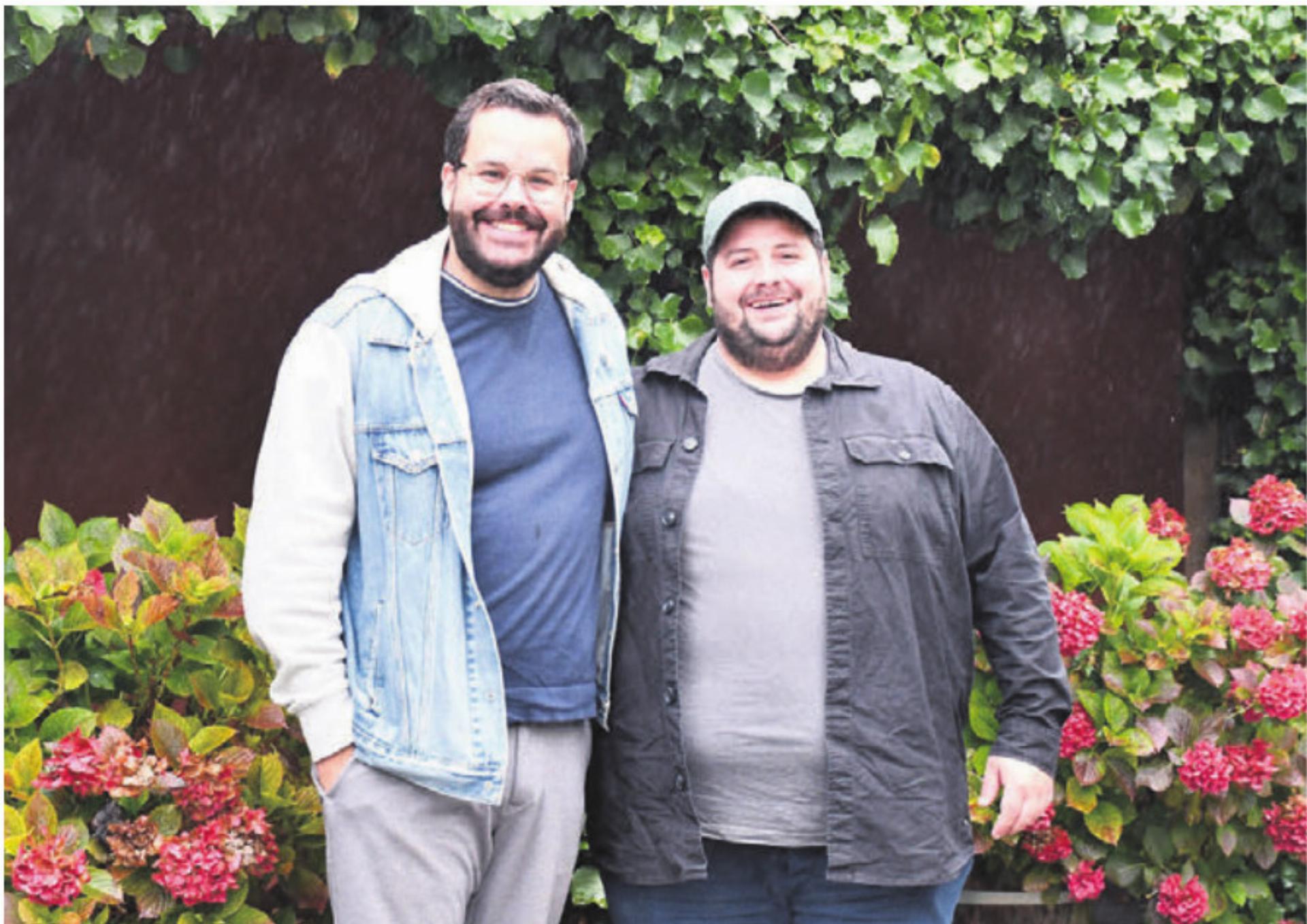 Sind mit frischem Elan und grosser Vorfreude bei den Vorbereitungen (v. l.): Patrick Grob und Pascal Schmider vom Verein für Kultur. Bild: mo - Das Bild wird blockiert. – Möglicherweise durch einen aktiven Adblocker.