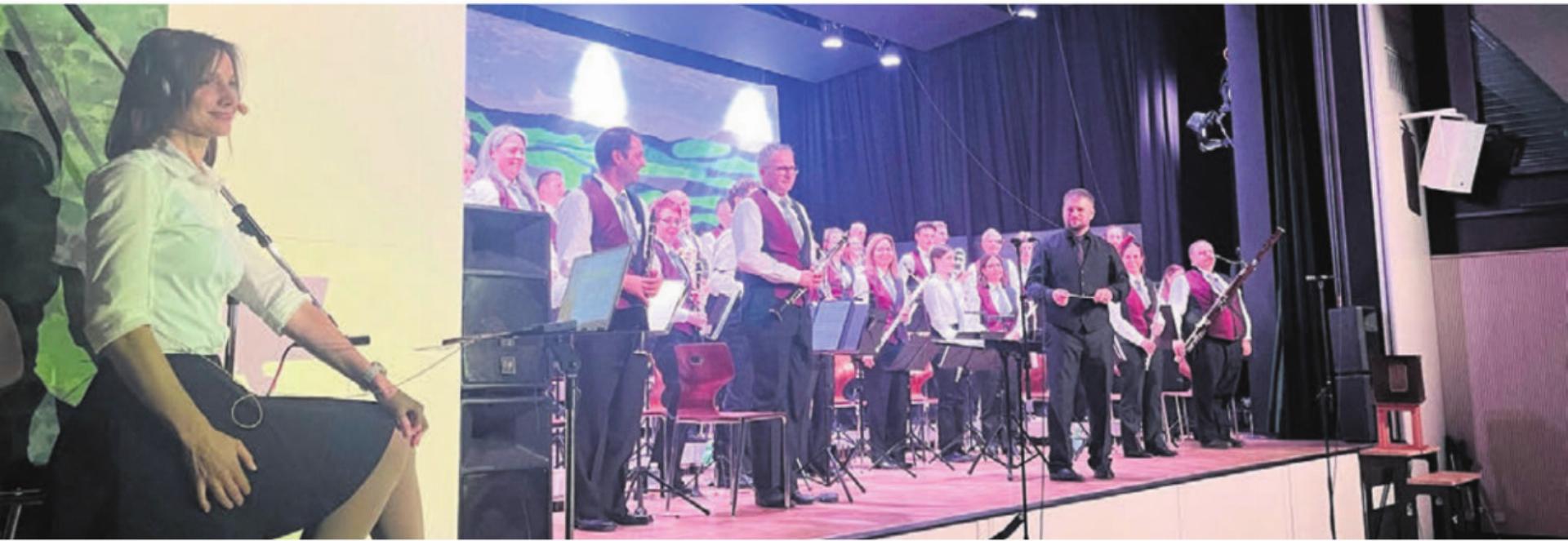 Ob Nachrichten oder haarsträubende Detektivfälle – Nadja Vogel überzeugte als Radiomoderatorin und unterstützte den Musikverein perfekt. Bild: mub - Das Bild wird blockiert. – Möglicherweise durch einen aktiven Adblocker.