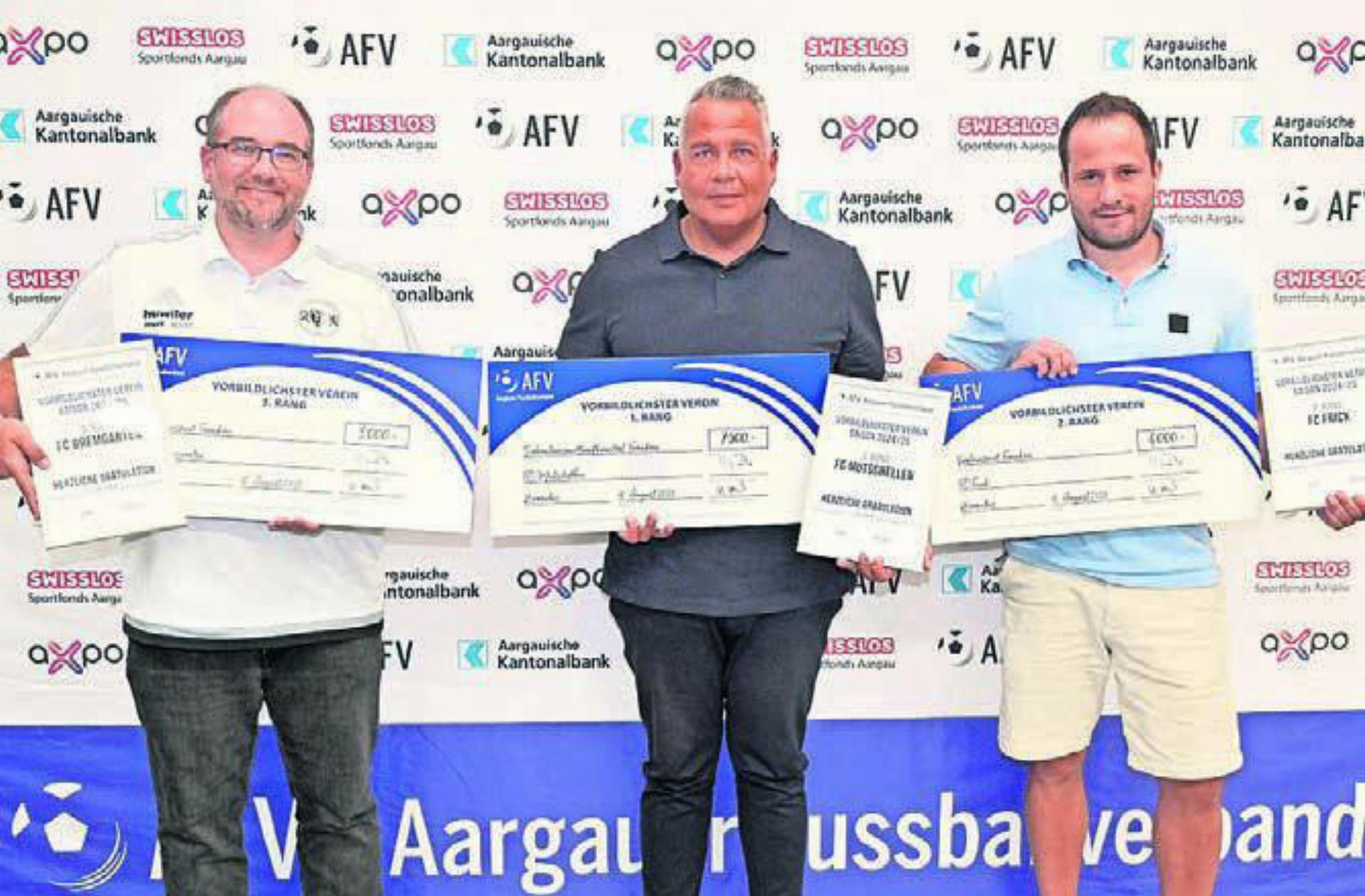 Die vorbildlichsten Vereine: (von links) Chad Evans für den FC Bremgarten (Rang 3), für den FC Mutschellen (Rang 1) Carlo Ariu und FC Frick (Rang 2). Bild: zg