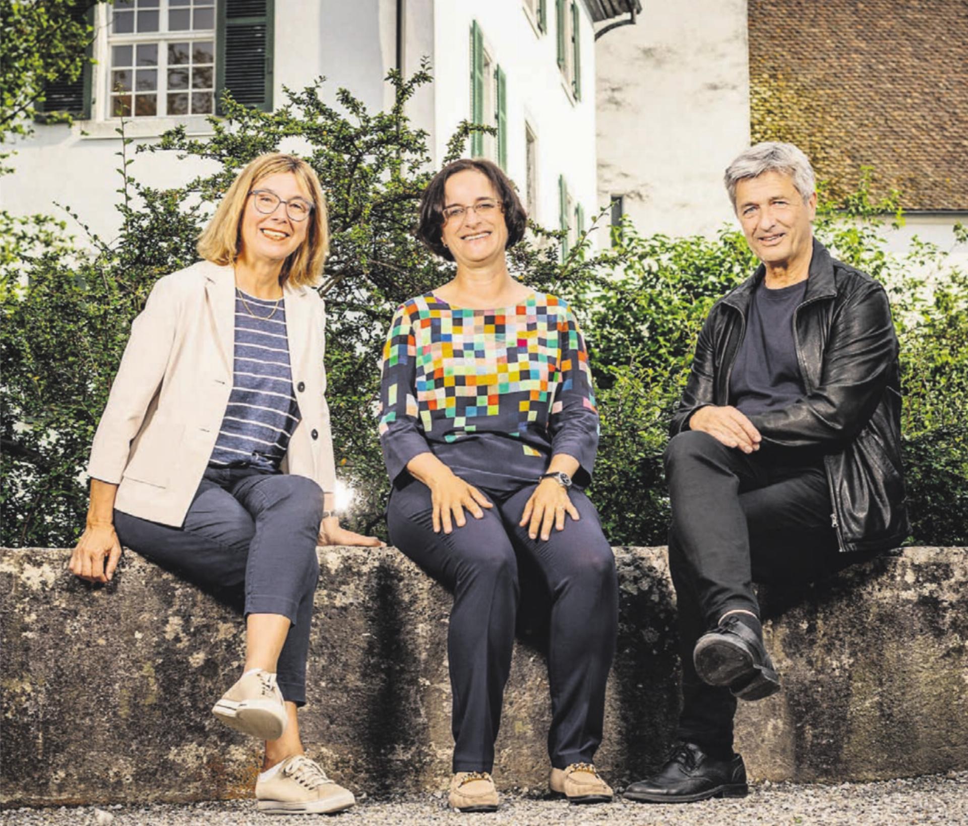 Die offizielle Stabübergabe, von links: Irene Näf-Kuhn, Christine Hehli Hidber und Stefan Hegi. Bild: zg