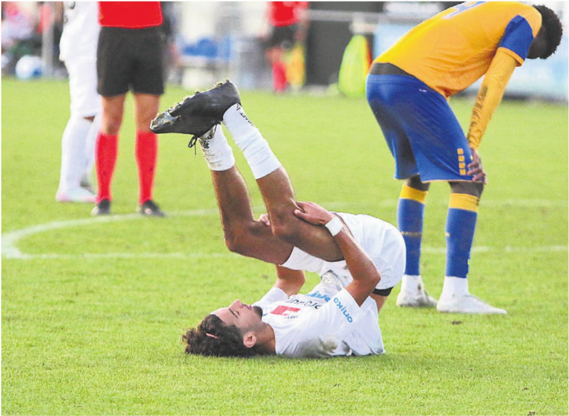 Wohlens Kevan Dalvand sackt nach dem Spiel enttäuscht zu Boden. Ihm unterliefen wie mehreren seiner Mitspieler einige folgenschwere Fehler, die zu Gegentoren und der Niederlage führten. Bild: Josip Lasic - Das Bild wird blockiert. – Möglicherweise durch einen aktiven Adblocker.