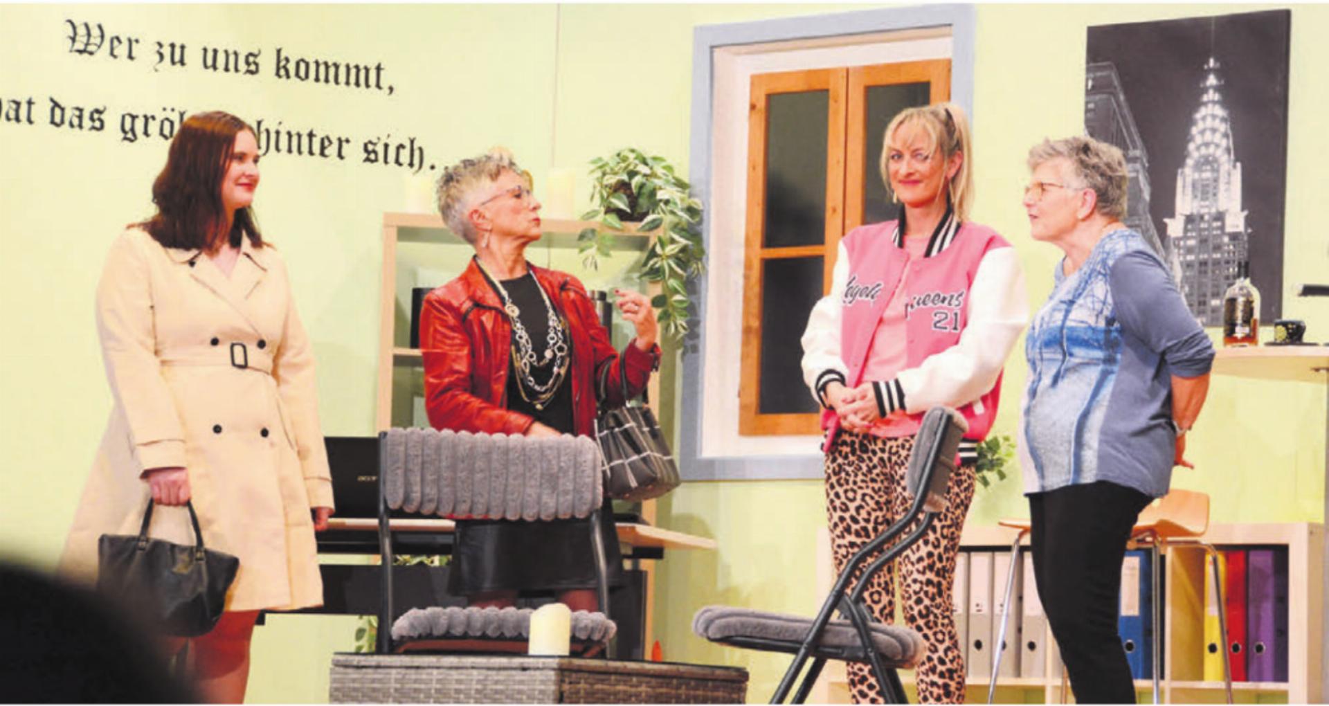 Vier Frauen unter sich (von links): die Geliebte Eulalia (Janine Steger), Ehefrau Rosalia (Agnes Tempini), die andere Geliebte Veronika (Sabine Notter) und Bestatterin Lisa (Jolanda Schmid) im Gespräch über den vermeintlich Toten. Bilder: Chregi Hansen - Das Bild wird blockiert. – Möglicherweise durch einen aktiven Adblocker.