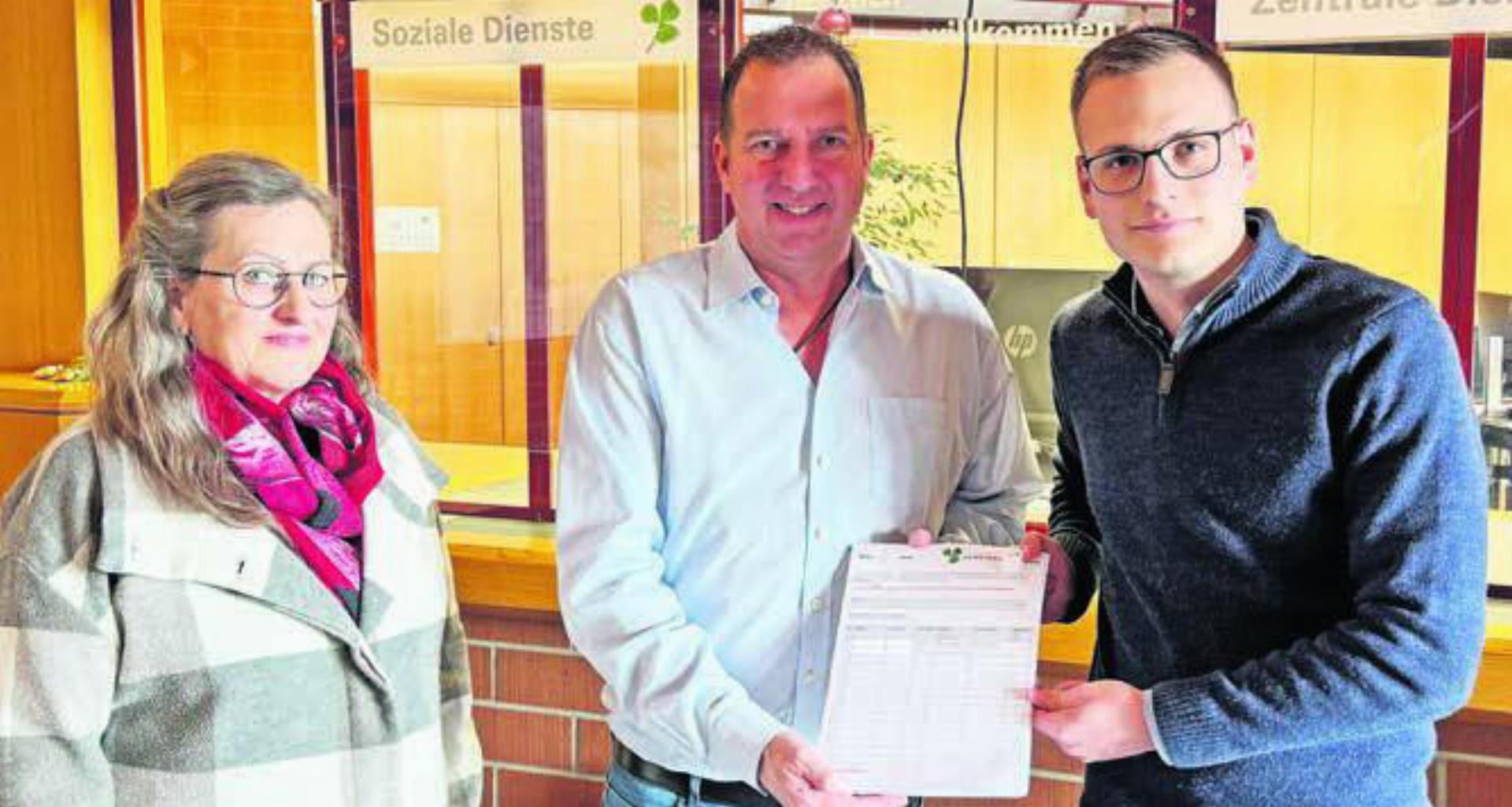 Gemeindeammann Stefan Bossard (Mitte) nahm die Unterschriften von FDP-Berikon-Vizepräsidentin Yvonne Jenny und SVP-Berikon-Präsident Yves Blülle entgegen. Bild: zg