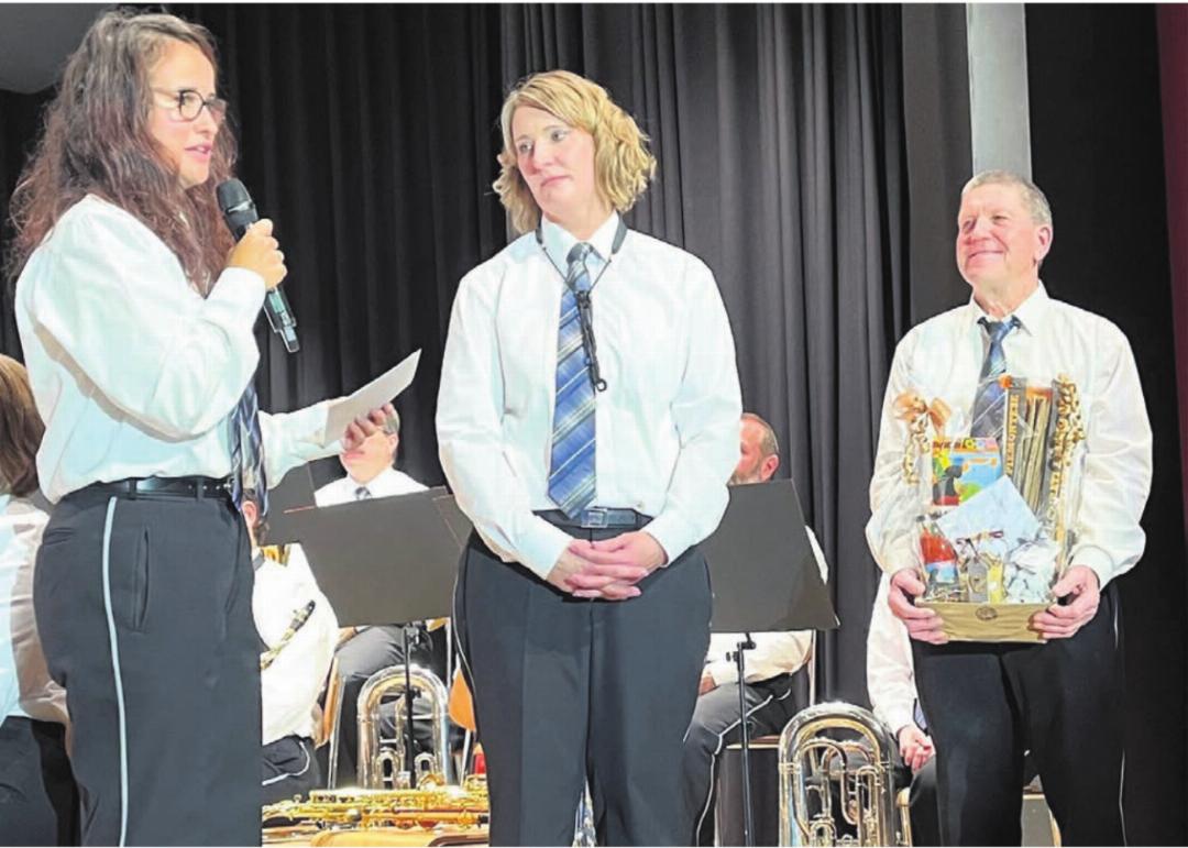 Ehrung für 50 beziehungsweise 25 Jahre Aktivmitgliedschaft in einem Musikverein: Heinz Aeberli (rechts) und Stefanie Stöckli (Mitte). Die Ehrung übernimmt Vizepräsidentin Chantal Eichholzer (links). Ehrung für 50 beziehungsweise 25 Jahre Aktivmitgliedschaft in einem Musikverein: Heinz Aeberli (rechts) und Stefanie Stöckli (Mitte). Die Ehrung übernimmt Vizepräsidentin Chantal Eichholzer (links).