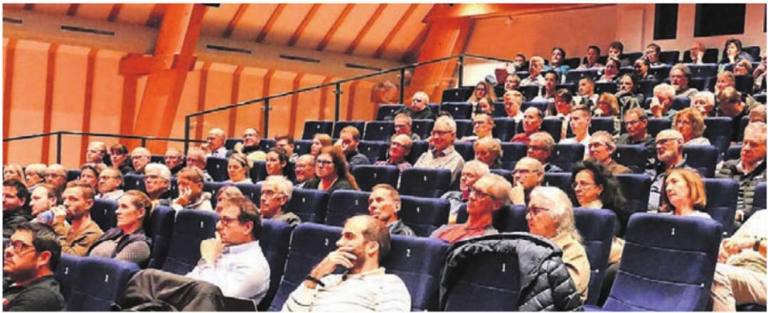 Grosser Publikums-Aufmarsch im Murianer Dachsaal. Grosser Publikums-Aufmarsch im Murianer Dachsaal.