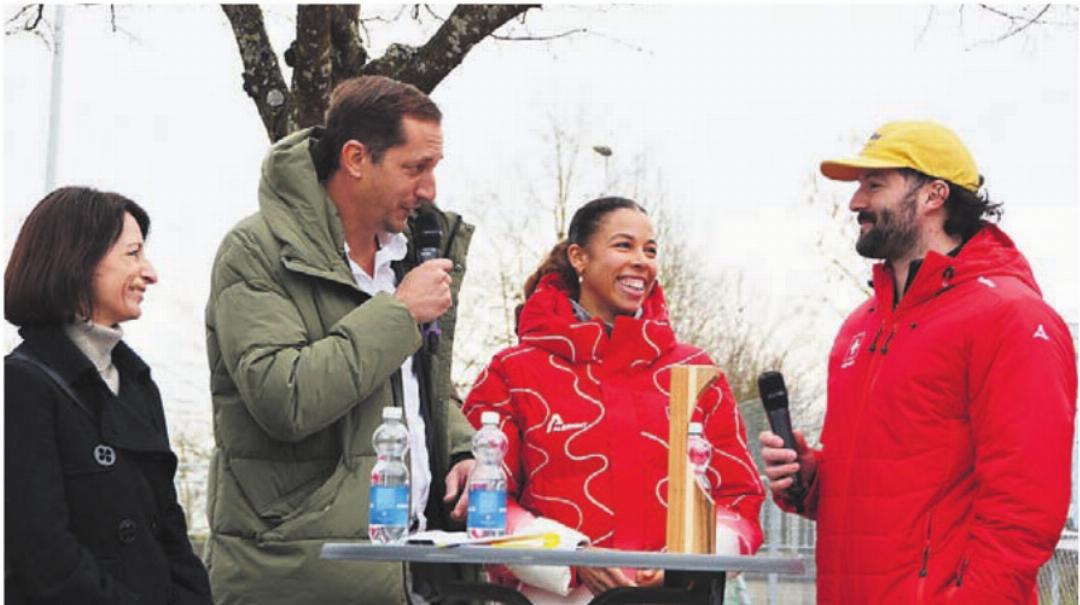 Melanie Hasler und Michael Vogt (rechts) standen Sportredaktor Stefan Sprenger Red und Antwort. Links Berikons Frau Gemeindeammann Petra Oggenfuss. Melanie Hasler und Michael Vogt (rechts) standen Sportredaktor Stefan Sprenger Red und Antwort. Links Berikons Frau Gemeindeammann Petra Oggenfuss.