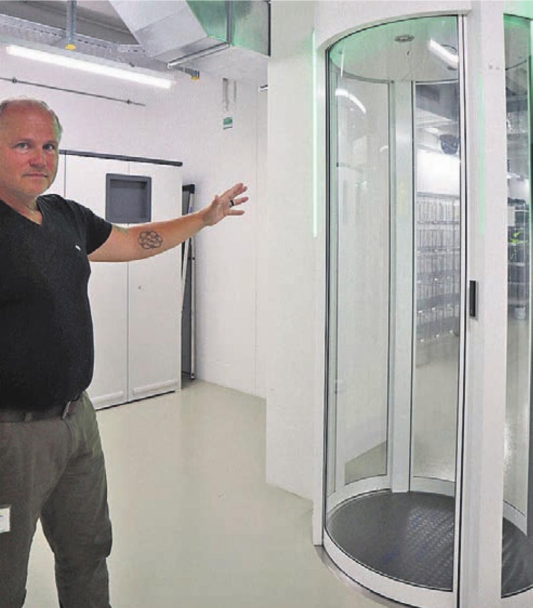 Emanuel Egger erklärt in der «Kleiderkammer», wie der Wäschebedarf auf das wirklich Nötige reduziert werden konnte. Emanuel Egger erklärt in der «Kleiderkammer», wie der Wäschebedarf auf das wirklich Nötige reduziert werden konnte.