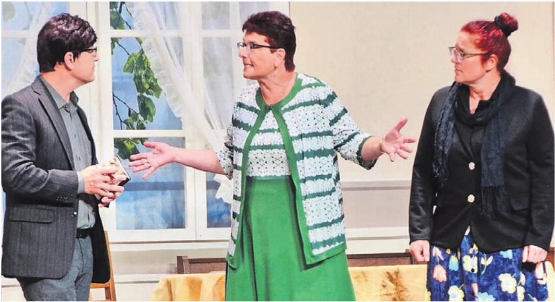 Bäckersfrau Helene (Esther Etter, Mitte) versucht, den lästigen Kommissar (Heinz Münger) wieder loszuwerden, den ihre Schwägerin Cilly (Sybille Grenacher) ins Haus gerufen hat. Bäckersfrau Helene (Esther Etter, Mitte) versucht, den lästigen Kommissar (Heinz Münger) wieder loszuwerden, den ihre Schwägerin Cilly (Sybille Grenacher) ins Haus gerufen hat.