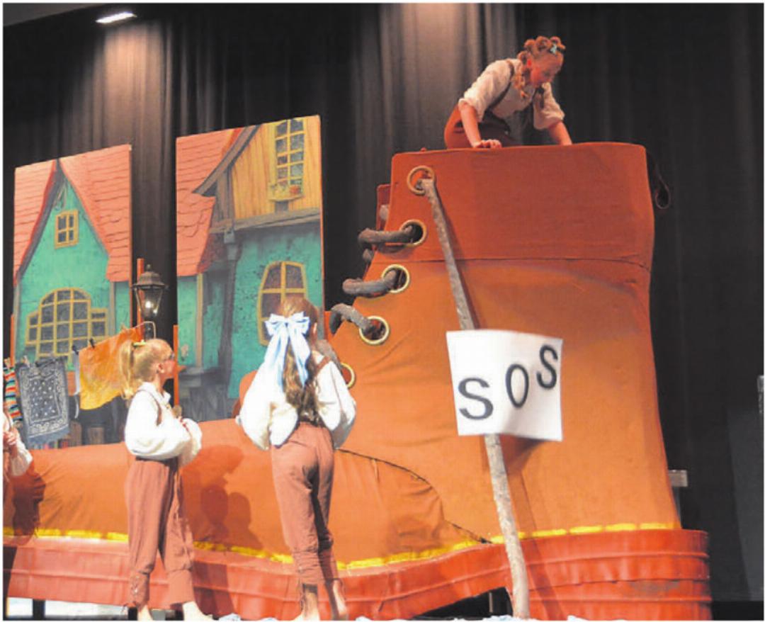 Kinder steigen auf den Schuh, damit sie um Hilfe rufen können. Kinder steigen auf den Schuh, damit sie um Hilfe rufen können.