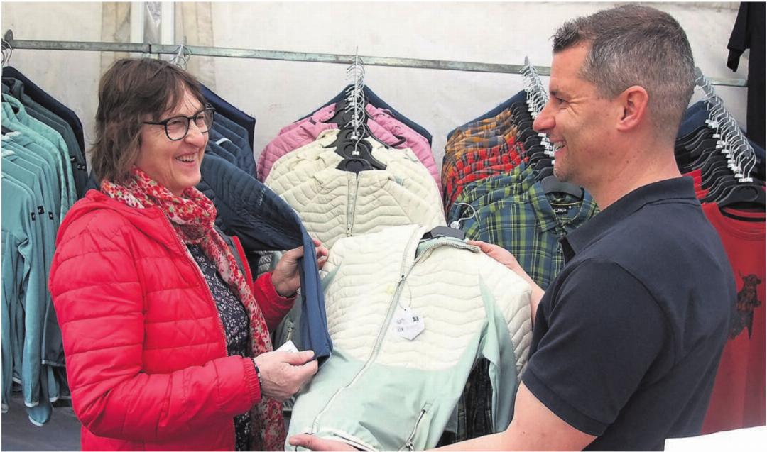 Martin Breitenmoser liebt das Leben als Marktfahrer und kommt seit 26 Jahren mit seinem Angebot an Outdoorbekleidung an den Ostermarkt. Bild: Bernadette Oswald Martin Breitenmoser liebt das Leben als Marktfahrer und kommt seit 26 Jahren mit seinem Angebot an Outdoorbekleidung an den Ostermarkt. Bild: Bernadette Oswald