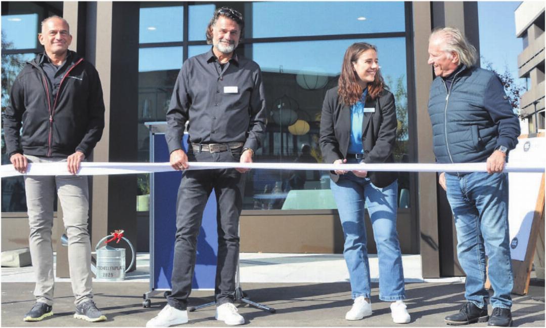 Der Mutschellenplatz wurde durch (v. l.) Roland und Thomas Fröhli, AKB-Niederlassungsleiterin Isabelle Späni und Hauptinvestor Antonio Cerra offiziell eröffnet.
Bilder: Sabrina Salm Der Mutschellenplatz wurde durch (v. l.) Roland und Thomas Fröhli, AKB-Niederlassungsleiterin Isabelle Späni und Hauptinvestor Antonio Cerra offiziell eröffnet.
Bilder: Sabrina Salm