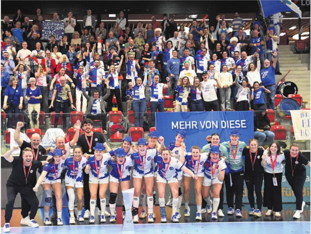 1265 Zuschauer sind in der Winterthurer Axa-Arena beim Cupfinal dabei. Ein grosser Teil unterstützte GC/Amicitia Zürich, die hier das Erinnerungsbild für ihren Cupsieg erstellen. Seraina Kuratli (Vierte von rechts) wird zur besten Spielerin gekürt. Bilder: Alexander Wagner 1265 Zuschauer sind in der Winterthurer Axa-Arena beim Cupfinal dabei. Ein grosser Teil unterstützte GC/Amicitia Zürich, die hier das Erinnerungsbild für ihren Cupsieg erstellen. Seraina Kuratli (Vierte von rechts) wird zur besten Spielerin gekürt. Bilder: Alexander Wagner