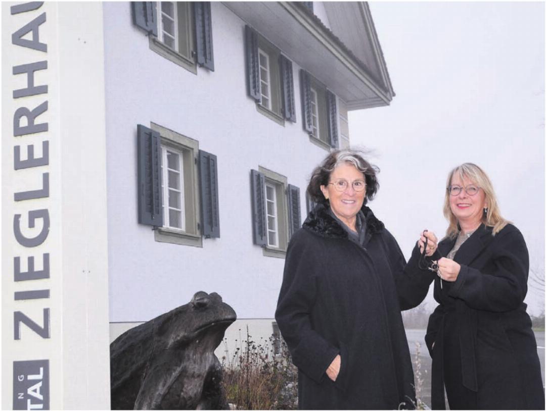 Schlüsselübergabe bei der Stiftung Reusstal: Karin Koch Wick (rechts) übernimmt das Präsidium von Rosmarie Groux. Bilder: Thomas Stöckli Schlüsselübergabe bei der Stiftung Reusstal: Karin Koch Wick (rechts) übernimmt das Präsidium von Rosmarie Groux. Bilder: Thomas Stöckli