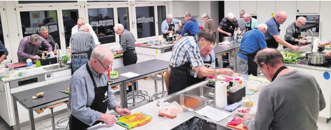 Schwitzen in der Schulküche: An fünf Abenden führte Hugo Weibel die Villmerger Senioren in die Geheimnisse des feinen Kochens ein. Bilder: Chregi Hansen Schwitzen in der Schulküche: An fünf Abenden führte Hugo Weibel die Villmerger Senioren in die Geheimnisse des feinen Kochens ein. Bilder: Chregi Hansen
