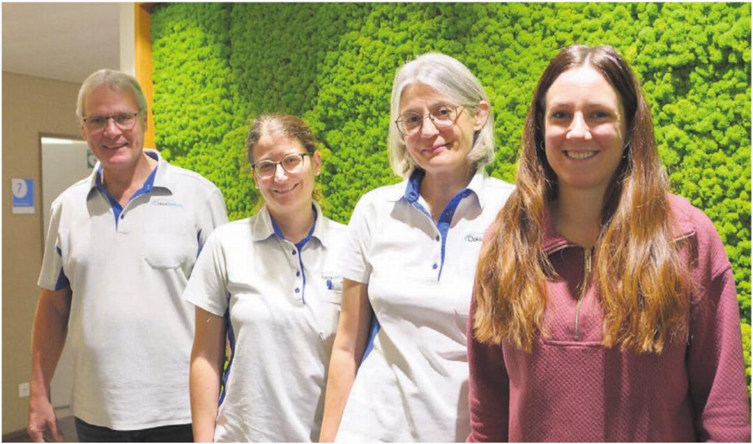 Im Doktorzentrum Mutschellen wurde mit dem Pilotprojekt Sozialbegleitung in Hausarztpraxen gestartet. Die Hausärzte Andreas Weisshaar und Michela Iten, Sozialbegleiterin Jacqueline Räz und Medizinische Praxiskoordinatorin Kelly Kilchmann stellen das aufstrebende Modell vor. Bild: Sabrina Salm Im Doktorzentrum Mutschellen wurde mit dem Pilotprojekt Sozialbegleitung in Hausarztpraxen gestartet. Die Hausärzte Andreas Weisshaar und Michela Iten, Sozialbegleiterin Jacqueline Räz und Medizinische Praxiskoordinatorin Kelly Kilchmann stellen das aufstrebende Modell vor. Bild: Sabrina Salm