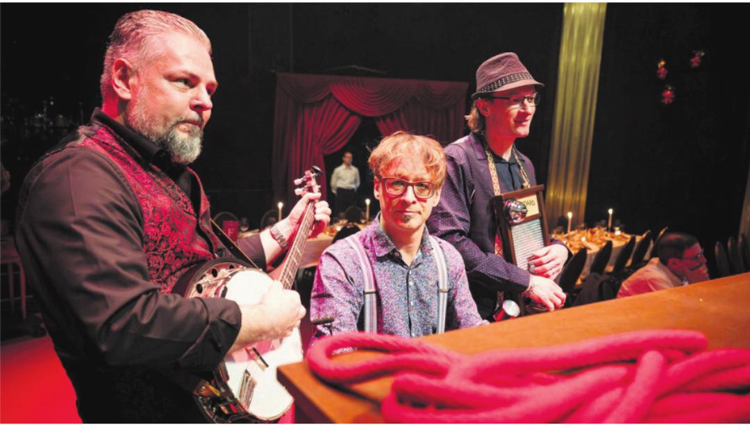 Die diesjährige Band: Lukas Stäger hat mit Danny Hertach (Bass und Banjo) und Stephan Felber (Schlagzeug) zwei Freunde zur Seite. Die diesjährige Band: Lukas Stäger hat mit Danny Hertach (Bass und Banjo) und Stephan Felber (Schlagzeug) zwei Freunde zur Seite.