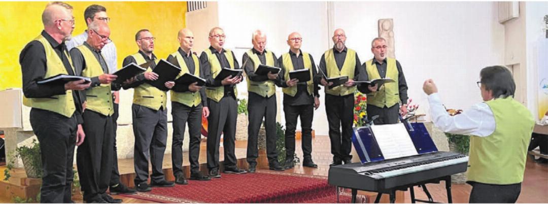 Dirigent Stephan Wiedmer mit der Chorformation «Spezicanto». Dirigent Stephan Wiedmer mit der Chorformation «Spezicanto».