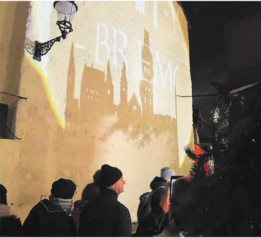 Musik, Licht und Kunst verschmolzen beim Schattenspiel am Schellenhaus und sorgten für einen Hauch Magie. Musik, Licht und Kunst verschmolzen beim Schattenspiel am Schellenhaus und sorgten für einen Hauch Magie.