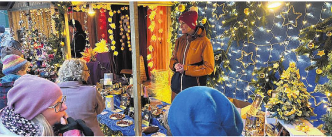 Die schönsten Stände wurden prämiert. Auch derjenige von Sabine Jenny, die Kunsthandwerk und Schoggi-Gugelhöpfli anbot. Die schönsten Stände wurden prämiert. Auch derjenige von Sabine Jenny, die Kunsthandwerk und Schoggi-Gugelhöpfli anbot.