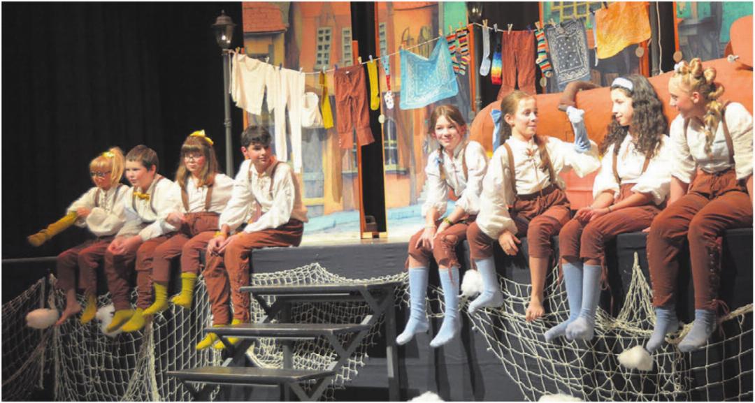 Die Kinder der Gelb- und der Blausocken überlegen sich, wie sie den Streit der Erwachsenen schlichten können. Bilder: Roger Wetli Die Kinder der Gelb- und der Blausocken überlegen sich, wie sie den Streit der Erwachsenen schlichten können. Bilder: Roger Wetli