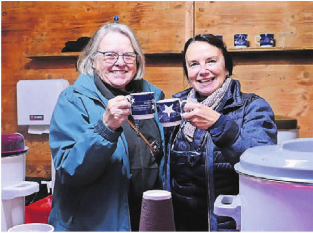 Nach langjährigem Einsatz am Glühweinstand war der diesjährige für Inge Köpfli (l.) und Sonja Brunner der letzte. Nach langjährigem Einsatz am Glühweinstand war der diesjährige für Inge Köpfli (l.) und Sonja Brunner der letzte.