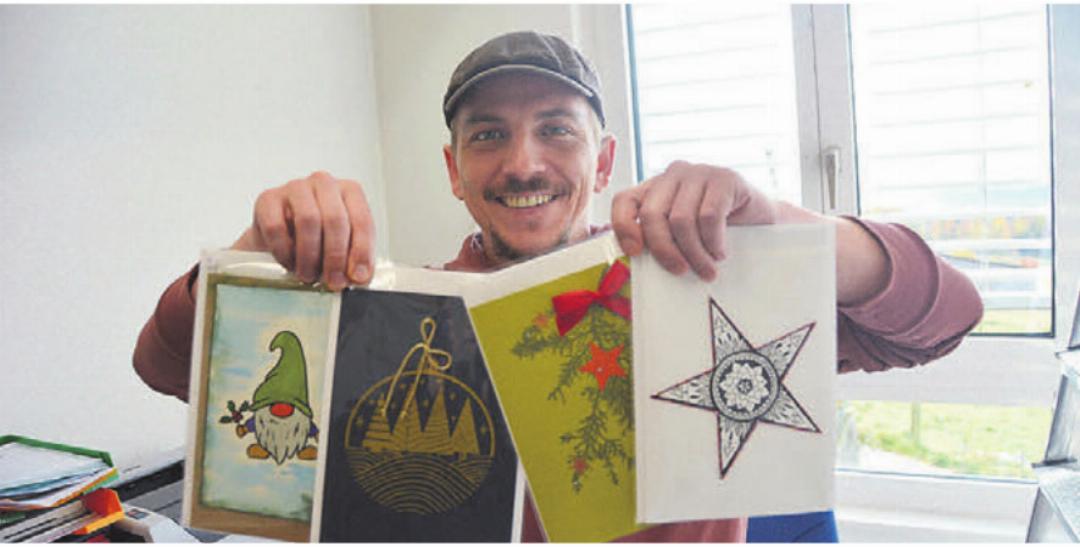 Beschäftigungsleiter Andreas Preinfalk zeigt, wie vielfältig die hergestellten Karten sind. Beschäftigungsleiter Andreas Preinfalk zeigt, wie vielfältig die hergestellten Karten sind.