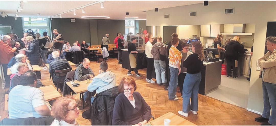 Mit der Eröffnung um 10 Uhr füllte sich das Lokal blitzschnell, nicht alle fanden einen Sitzplatz. Wohlweislich hatte man für diesen Tag die Verkaufsvitrinen entfernt. Der neue, gemütliche Treffpunkt mitten im Zentrum wurde von allen Seiten gelobt. Mit der Eröffnung um 10 Uhr füllte sich das Lokal blitzschnell, nicht alle fanden einen Sitzplatz. Wohlweislich hatte man für diesen Tag die Verkaufsvitrinen entfernt. Der neue, gemütliche Treffpunkt mitten im Zentrum wurde von allen Seiten gelobt.