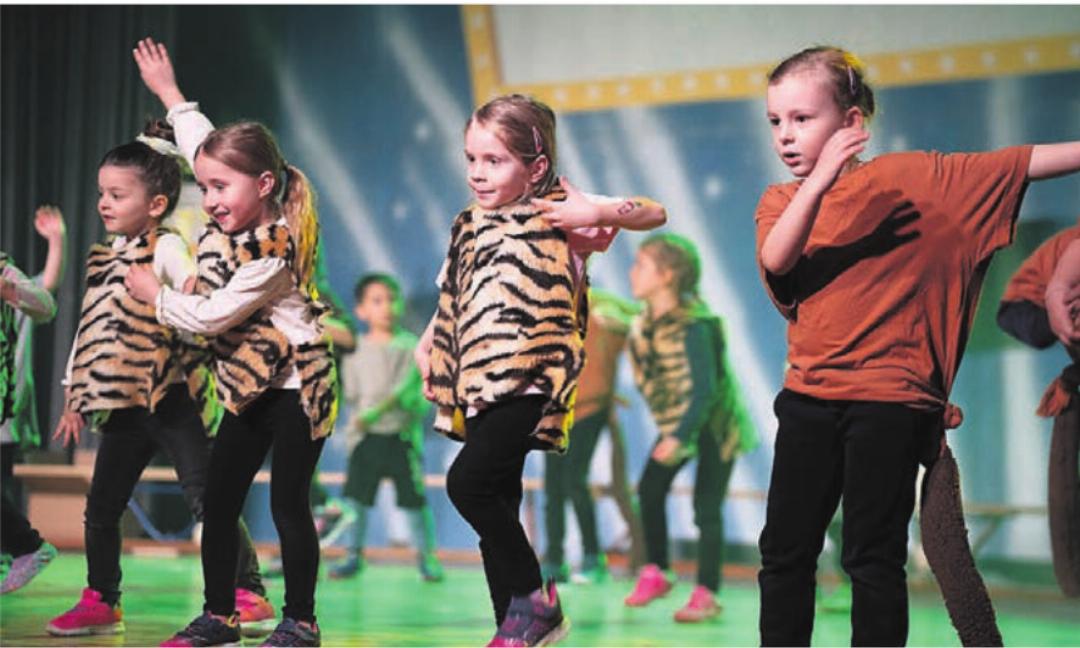 Die kleinen Turner und Turnerinnen entführten in den Dschungel. Die kleinen Turner und Turnerinnen entführten in den Dschungel.