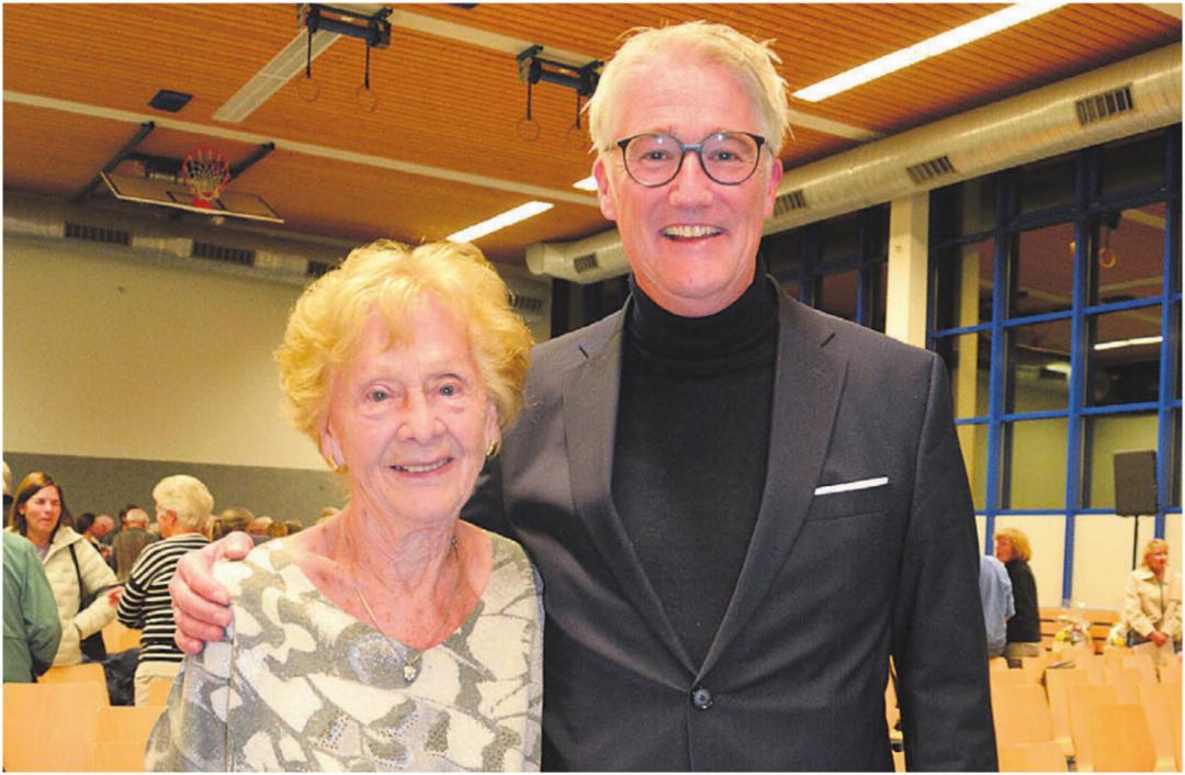 Die heute 88-jährige Agnes Hüsser war 32 Jahre als Stimmenzählerin im Amt. An der diesjährigen Winter- «Gmeind» stand sie zum letzten Mal dafür im Einsatz. Für dieses Engagement ehrte sie Gemeindepräsident Reto Bissig. Bild: Roger Wetli Die heute 88-jährige Agnes Hüsser war 32 Jahre als Stimmenzählerin im Amt. An der diesjährigen Winter- «Gmeind» stand sie zum letzten Mal dafür im Einsatz. Für dieses Engagement ehrte sie Gemeindepräsident Reto Bissig. Bild: Roger Wetli