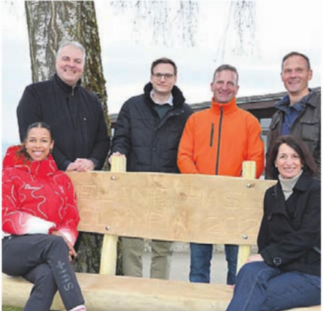 Der Beriker Gemeinderat posiert mit Melanie Hasler auf der geschenkten Bank. Der Beriker Gemeinderat posiert mit Melanie Hasler auf der geschenkten Bank.