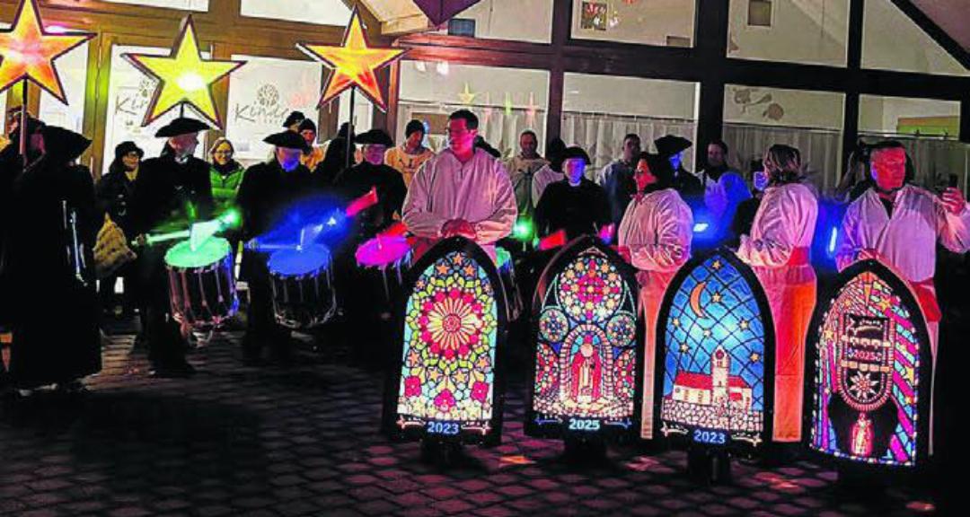 Die Laternen wurden auf den Kindergartenplatz getragen. Die Laternen wurden auf den Kindergartenplatz getragen.