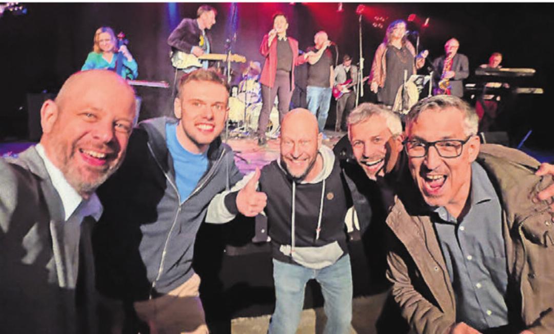 Das gehört einfach dazu: Gemeinderat Olivier Parvex (links) macht sein obligates Selfie samt GLP-Fraktionsmitgliedern, hinten Julia Frischknecht im Einsatz als Sängerin. Das gehört einfach dazu: Gemeinderat Olivier Parvex (links) macht sein obligates Selfie samt GLP-Fraktionsmitgliedern, hinten Julia Frischknecht im Einsatz als Sängerin.